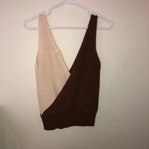 NWT Francesca’s Madilyn Colorblock Surplice Sweater Tank - Picture 7 of 7